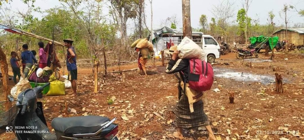 (စစ်တပ်ကထိုးစစ်ဆင်လာ၍ ကရင်နီပြည်နယ်မှ စစ်ဘေးရှောင်ပြည်သူများ ။ဓါတ်ပုံ-KMIC၊CJ)