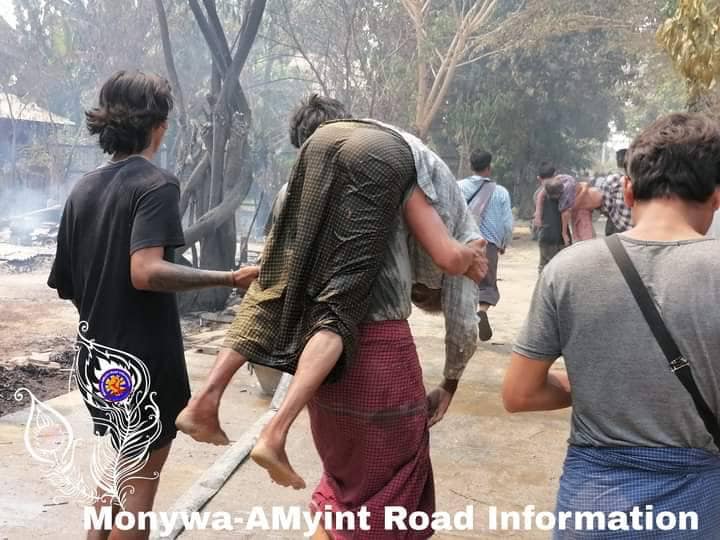 စစ်ကောင်စီတပ်သားများ မီးရှို့သွားသည့် ထနောင်းတောတောင်ရွာရှိ ပြည်သူ့နေအိမ်များအား တွေ့ရစဉ်။ ဓာတ်ပုံ- စွမ်းလင်းထက်၊ မုံရွာ-အမြင့်လမ်းသတင်းမှန်ပြန်ကြားရေး