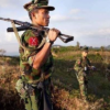 (ကချင်လွတ်လပ်ရေးတပ်မတော်(KIA)မှ ရဲဘော်နှစ်ဦးအား ရှေ့တန်းတစ်နေရာ၌ တွေ့ရစဥ်။ ဓာတ်ပုံ - The Kachin Net)