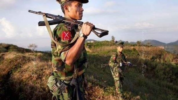 (ကချင်လွတ်လပ်ရေးတပ်မတော်(KIA)မှ ရဲဘော်နှစ်ဦးအား ရှေ့တန်းတစ်နေရာ၌ တွေ့ရစဥ်။ ဓာတ်ပုံ - The Kachin Net)