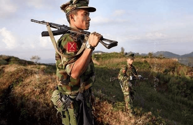(ကချင်လွတ်လပ်ရေးတပ်မတော်(KIA)မှ ရဲဘော်နှစ်ဦးအား ရှေ့တန်းတစ်နေရာ၌ တွေ့ရစဥ်။ ဓာတ်ပုံ - The Kachin Net)