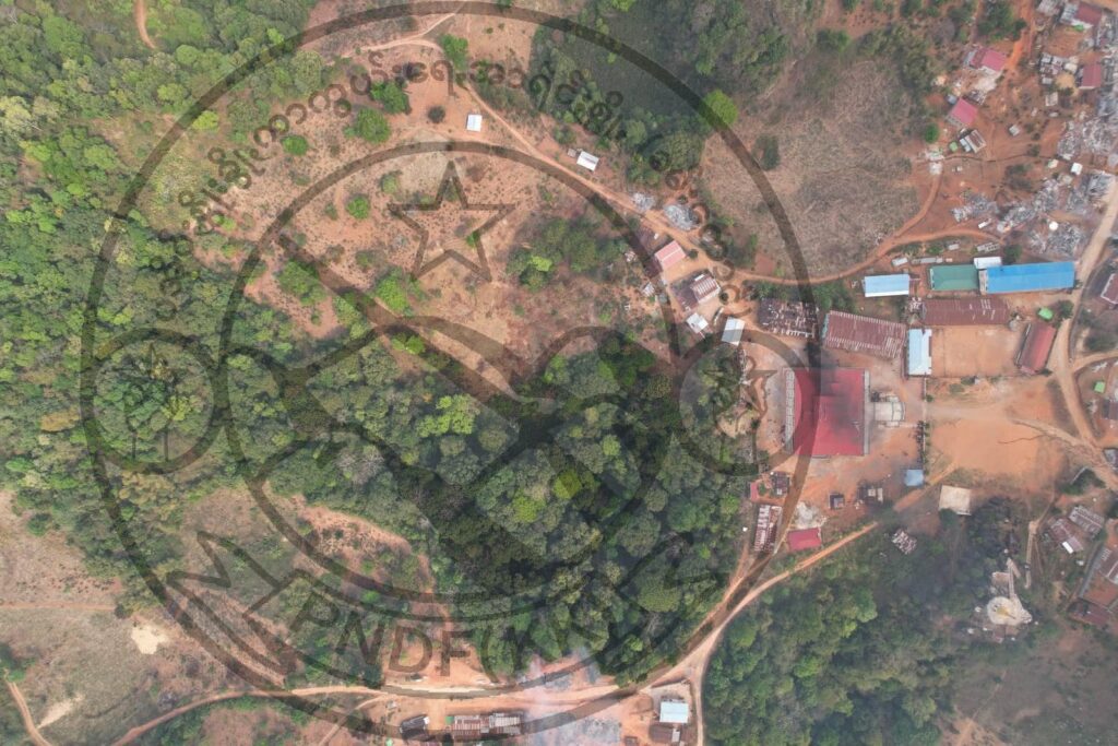 (ပင်လောင်းမြို့နယ် ဆောင်းပြောင်းဒေသ နမ်းနိမ်းကျေးရွာသို့ စစ်ကောင်စီတပ်က လက်နက်ကြီးများဖြင့် ပစ်ခတ်ခြင်းအပြင် မီးကျည်များဖြင့် လူနေအိမ်များ ပစ်ခတ်မှုကြောင့် မီးလောင်ပျက်စီးနေသည်ကို တွေ့ရစဉ်။ ဓာတ်ပုံ - PNDF-KK)