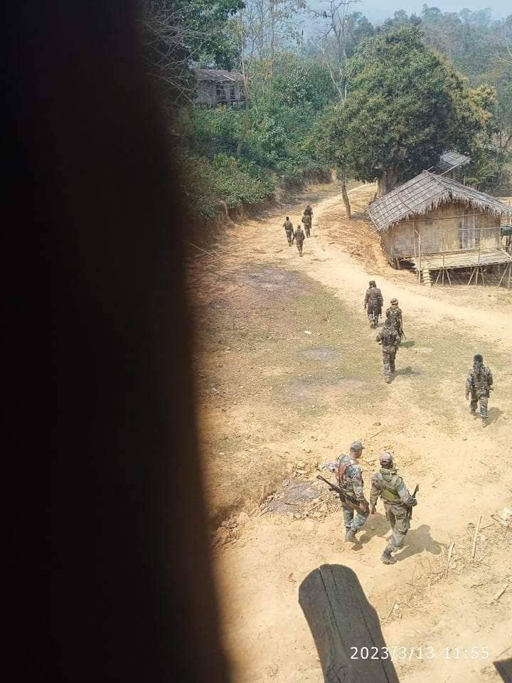 (အန္ဒိယနိုင်ငံမှ အာသန်ရိုင်ဖယ်တပ်ဖွဲ့ဝင်များ ပလက်ဝမြို့နယ်၊ ​ရွှေလိုက်ဝါ အတွင်းဝင်​ရောက်လာစဥ်။ဓါတ်ပုံ-CJ)