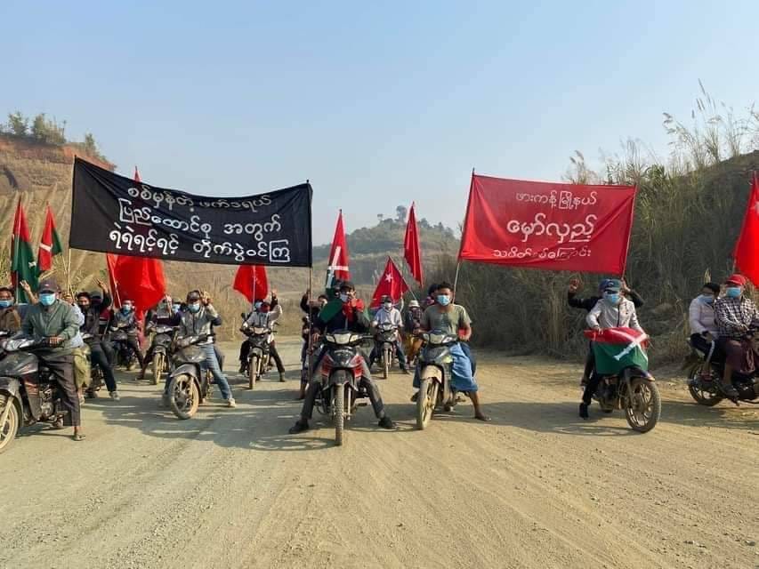(ဖားကန့်မြို့နယ်မှ မှော်လှည့်သပိတ်က စစ်ကောင်စီကိုဆန့်ကျင်ကြောင်း ၊KIA၊NUG နှင့်တော်လှန်ရေးအင်အားစုများကိုထောက်ခံကြောင်း ၊တိုက်ပွဲအရှိန်မြှင့်ရန် ဖေဖော်ဝါရီ လလယ်ကဆန္ဒထုတ်ဖော်ခဲ့ကြစဥ်။ဓါတ်ပုံ-ဖားကန့်ပင်မသပိတ်)