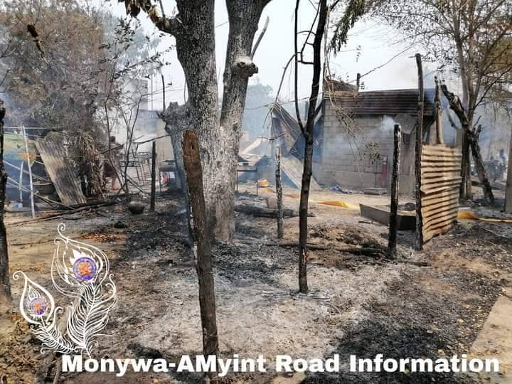 စစ်ကောင်စီတပ်သားများ မီးရှို့သွားသည့် ထနောင်းတောတောင်ရွာရှိ ပြည်သူ့နေအိမ်များအား တွေ့ရစဉ်။ ဓာတ်ပုံ- စွမ်းလင်းထက်၊ မုံရွာ-အမြင့်လမ်းသတင်းမှန်ပြန်ကြားရေး