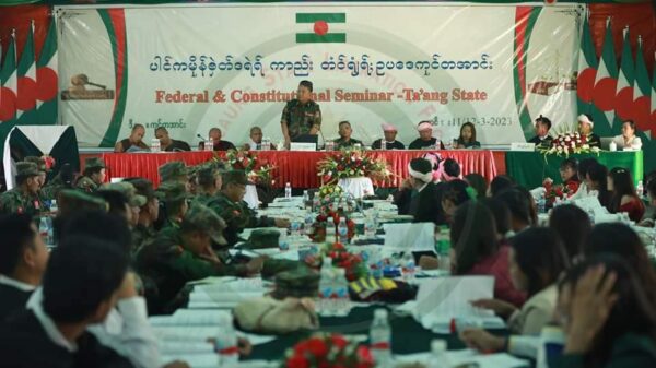 (တအာင်းနိုင်ငံရေးအတိုင်ပင်ခံကော်မတီ(TPCC)က ဦးဆောင်ကျင်းပသော တအာင်းပြည်နယ်ဖွဲ့စည်းပုံအခြေခံ ဥပဒေတတိယမူကြမ်းဆွေးနွေးပွဲပြုလုပ်​နေစဥ်။ ဓါတ်ပုံ-TNLA ပြန်ကြား​ရေး)