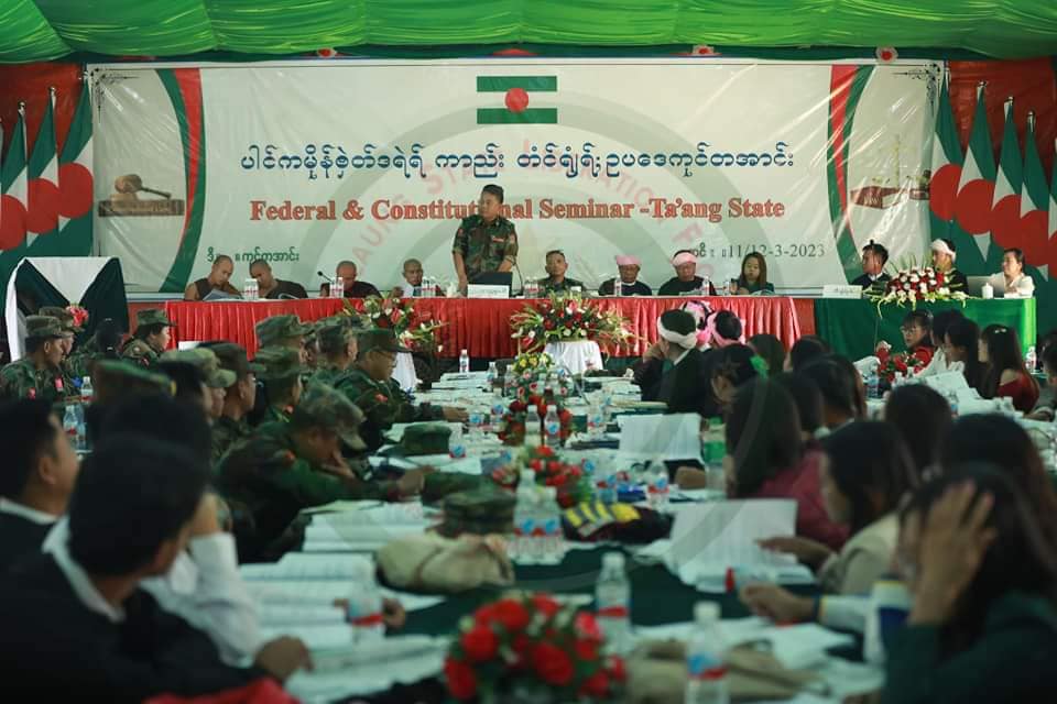 (တအာင်းနိုင်ငံရေးအတိုင်ပင်ခံကော်မတီ(TPCC)က ဦးဆောင်ကျင်းပသော တအာင်းပြည်နယ်ဖွဲ့စည်းပုံအခြေခံ ဥပဒေတတိယမူကြမ်းဆွေးနွေးပွဲပြုလုပ်​နေစဥ်။ ဓါတ်ပုံ-TNLA ပြန်ကြား​ရေး)