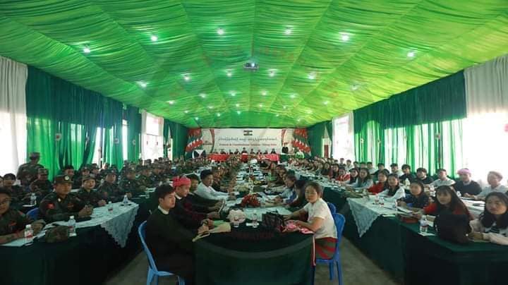 (တအာင်းနိုင်ငံရေးအတိုင်ပင်ခံကော်မတီ(TPCC)က ဦးဆောင်ကျင်းပသော တအာင်းပြည်နယ်ဖွဲ့စည်းပုံအခြေခံ ဥပဒေတတိယမူကြမ်းဆွေးနွေးပွဲပြုလုပ်​နေစဥ်။ ဓါတ်ပုံ-TNLA ပြန်ကြား​ရေး)