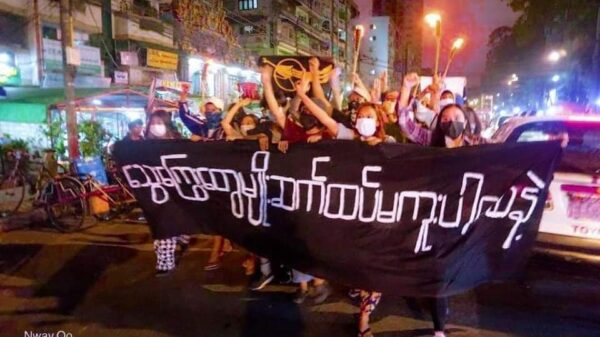 (ပြီးခဲ့သည့် ၂၀၂၂ မတ်လ၁၃ရက်က ကိုဖုန်းမော်၊ ကိုစိုးနိုင် ကျဆုံးခြင်း (၃၄)နှစ်မြောက်အဖြစ် ရန်ကုန်မြို့၌ ချီတက်ဆန္ဒပြနေစဉ်။ ဓာတ်ပုံ - ရန်ကုန်ဒရုန်း)
