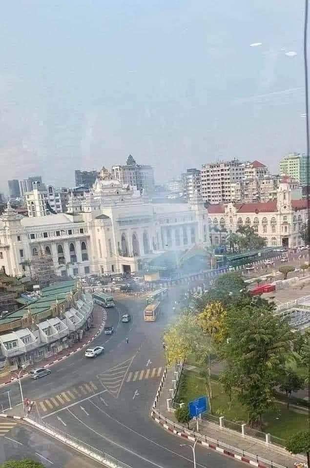 (ယမန်နှစ်က စစ်ကောင်စီ​၏ ရန်ကုန်မြို့တော်မဏ္ဏပ်အနီး ဖောက်ခွဲသတိပေးမှုပြုလုပ်စဉ်။ ဓာတ်ပုံ - CJ)