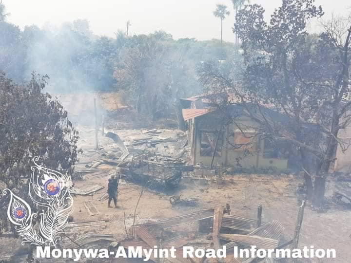 စစ်ကောင်စီတပ်သားများ မီးရှို့သွားသည့် ထနောင်းတောတောင်ရွာရှိ ပြည်သူ့နေအိမ်များအား တွေ့ရစဉ်။ ဓာတ်ပုံ- စွမ်းလင်းထက်၊ မုံရွာ-အမြင့်လမ်းသတင်းမှန်ပြန်ကြားရေး