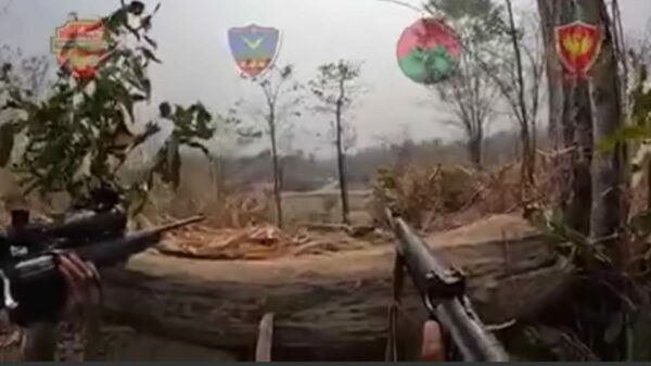 (စစ်​တပ်ယာဥ်တန်းကို PDF များကတိုက်ခိုက်​နေစဥ်။ ဓါတ်ပုံ-YRAထီးလင်း)