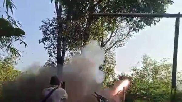 (​ဖေ​ဖော်ဝါရီ ၂၂ ရက်က ​နေပြည်​တော်ရှိစစ်ကောင်စီ၏လေကြောင်းရန်ကာကွယ်ရေးတပ်ဝန်း ကိုတာ​ဝေးပစ်လက်နက်ကြီးဖြင့်ပစ်ခတ်တိုက်ခိုက်စဥ်။ဓါတ်ပုံ-NPT-PDF)
