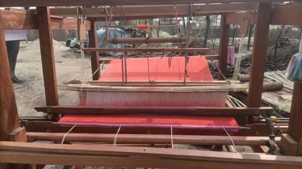 (လှူဒါန်းထားသော လက်ရက်ကန်းစင်များအား တွေ့ရစဉ်။ ဓာတ်ပုံ-S&C)