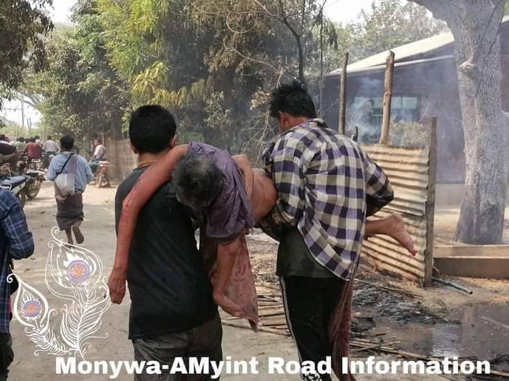 စစ်ကောင်စီတပ်သားများ မီးရှို့သွားသည့် ထနောင်းတောတောင်ရွာရှိ ပြည်သူ့နေအိမ်များအား တွေ့ရစဉ်။ ဓာတ်ပုံ- စွမ်းလင်းထက်၊ မုံရွာ-အမြင့်လမ်းသတင်းမှန်ပြန်ကြားရေး