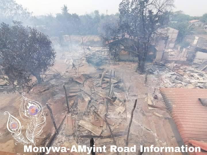 စစ်ကောင်စီတပ်သားများ မီးရှို့သွားသည့် ထနောင်းတောတောင်ရွာရှိ ပြည်သူ့နေအိမ်များအား တွေ့ရစဉ်။ ဓာတ်ပုံ- စွမ်းလင်းထက်၊ မုံရွာ-အမြင့်လမ်းသတင်းမှန်ပြန်ကြားရေး