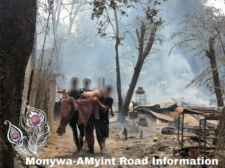 စစ်ကောင်စီတပ်သားများ မီးရှို့သွားသည့် ထနောင်းတောတောင်ရွာရှိ ပြည်သူ့နေအိမ်များအား တွေ့ရစဉ်။ ဓာတ်ပုံ- စွမ်းလင်းထက်၊ မုံရွာ-အမြင့်လမ်းသတင်းမှန်ပြန်ကြားရေး