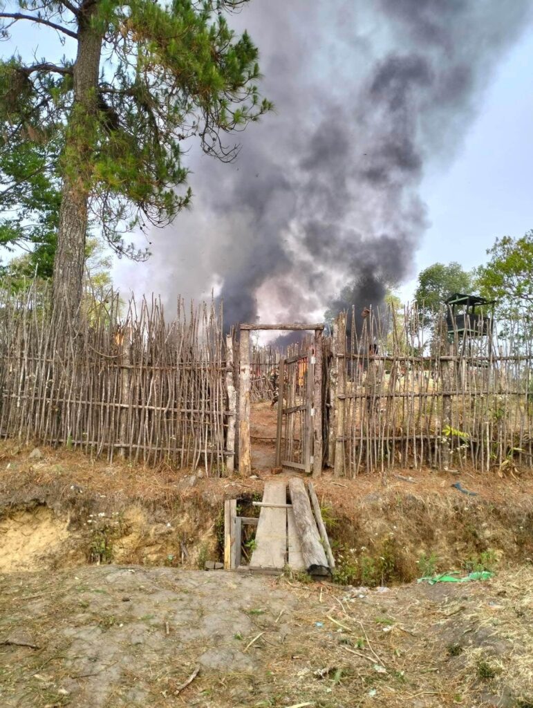 (အမှတ်(၂၆၈)ခြေလျင်တပ်ရင်း ဒါရ်ခိုင်းတပ်စခန်းအား မီးရှို့ဖျက်ဆီးနေစဉ်။ ဓာတ်ပုံ - The Hakha Post)