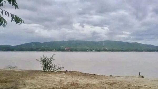 (ဧရာဝတီမြစ်အနောက်ခြမ်း စစ်ကိုင်းတိုင်းဘက်အား တွေ့ရစဥ်။ ဓာတ်ပုံ - Cj)