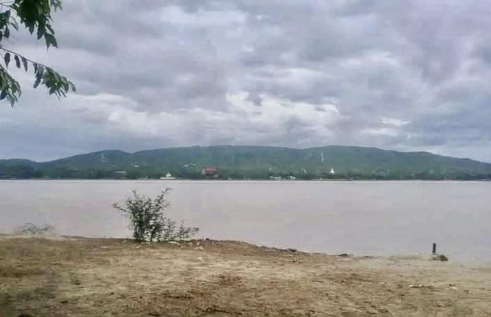 (ဧရာဝတီမြစ်အနောက်ခြမ်း စစ်ကိုင်းတိုင်းဘက်အား တွေ့ရစဥ်။ ဓာတ်ပုံ - Cj)