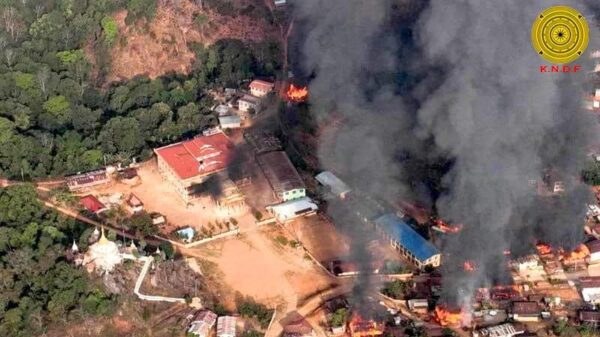 (ပအိုဝ်းစစ်ရှောင်များခိုလှုံနေသည့် နမ်းနိန်းကျေးရွာရှိ ဘုန်ကြီးကျောင်းနှင့် နေအိမ်များအား စစ်ကောင်စီတပ်က မတ်လ ၁၁ရက်တွင် မီးရှို့ဖျက်ဆီးနေစဥ်။ ဓာတ်ပုံ - KNDF)