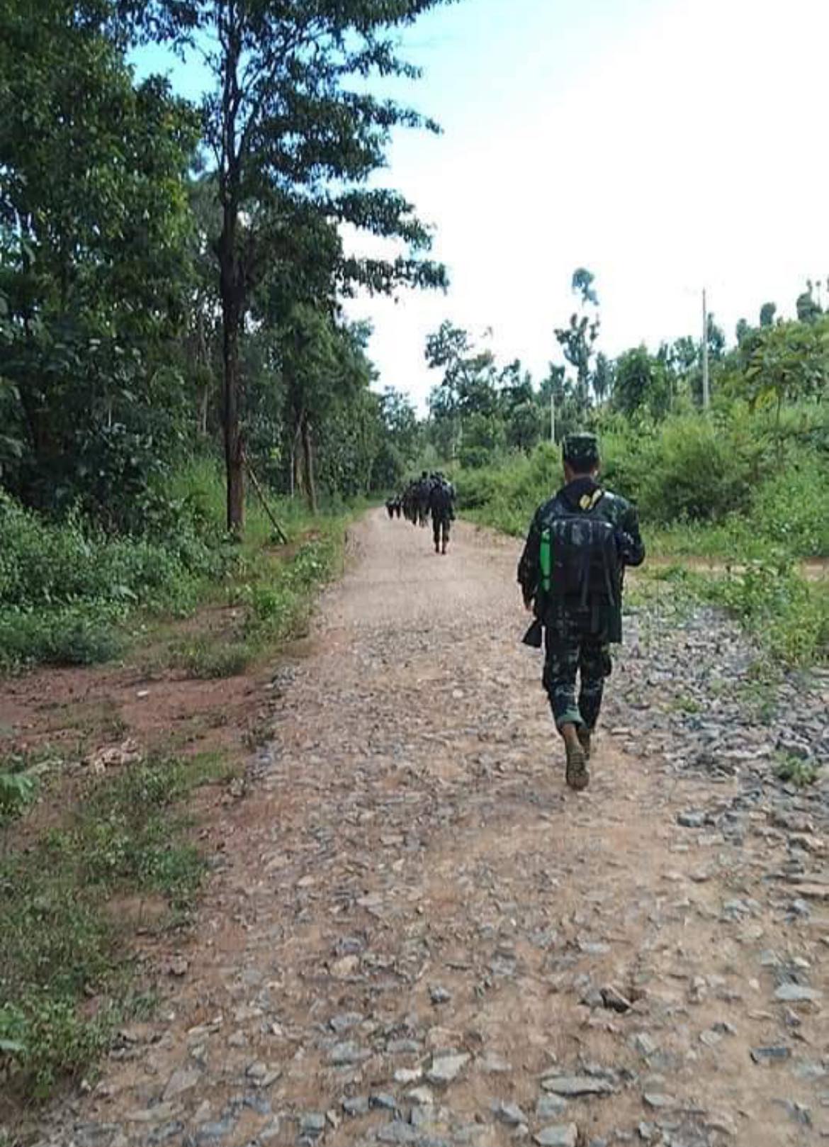 (KNDF မှ ရဲဘော်များအား ရှေ့တန်းတစ်နေရာ၌ တွေ့ရစဉ်။ ဓာတ်ပုံ - KNDF)