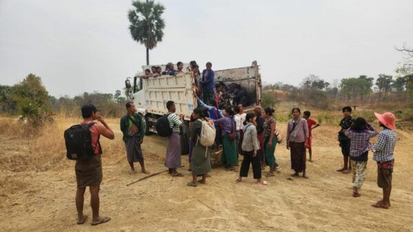 (ပေါက်မြို့နယ်မြောက်ပိုင်းရှိ စစ်ဘေးရှောင်ပြည်သူများအား တွေ့ရစဥ်။ ဓာတ်ပုံ - People's Spring)