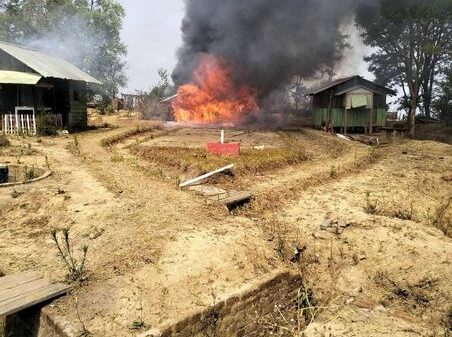 (အမှတ်(၂၆၈)ခြေလျင်တပ်ရင်း ဒါရ်ခိုင်းတပ်စခန်းအား မီးရှို့ဖျက်ဆီးနေစဉ်။ ဓာတ်ပုံ - The Hakha Post)