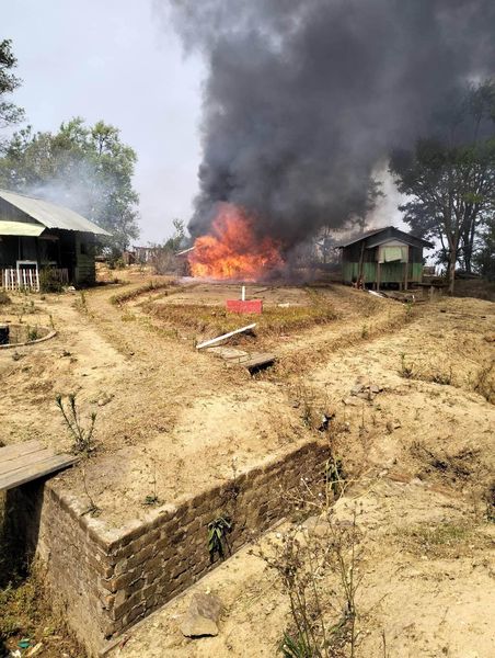 (အမှတ်(၂၆၈)ခြေလျင်တပ်ရင်း ဒါရ်ခိုင်းတပ်စခန်းအား မီးရှို့ဖျက်ဆီးနေစဉ်။ ဓာတ်ပုံ - The Hakha Post)