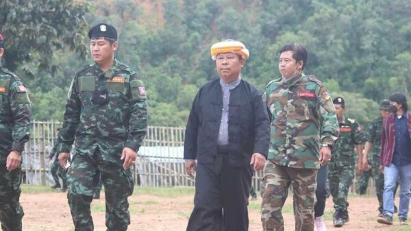 (ပအိုဝ်းအမျိုးသားဖယ်ဒရယ်ကောင်စီ (PNFC) ဥက္ကဋ္ဌ ခွန်မြင့်ထွန်း(ပအိုဝ်းအမျိုးသားဝတ်စုံဝတ်ဆင်ထားသူ) ကို​တွေ့ရစဥ်။ဓါတ်ပုံ-PNFC)