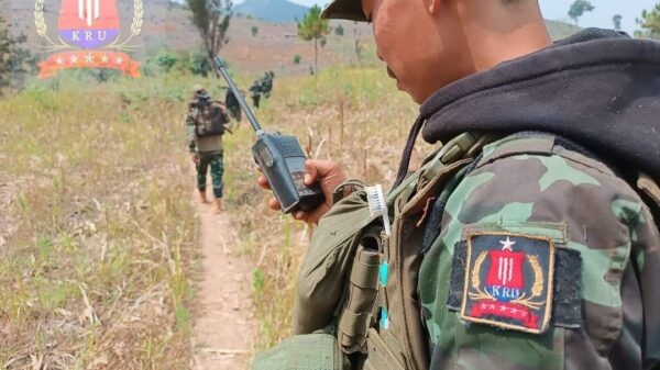 (KRUတပ်ဖွဲ့ဝင်အချို့နှင့် တိုက်ပွဲတွင်မ​ပေါက်ကွဲ​သေး​သောလက်နက်ကျည်အစိတ်အပိုင်းတစ်ခု။ ဓါတ်ပုံ-KRU)