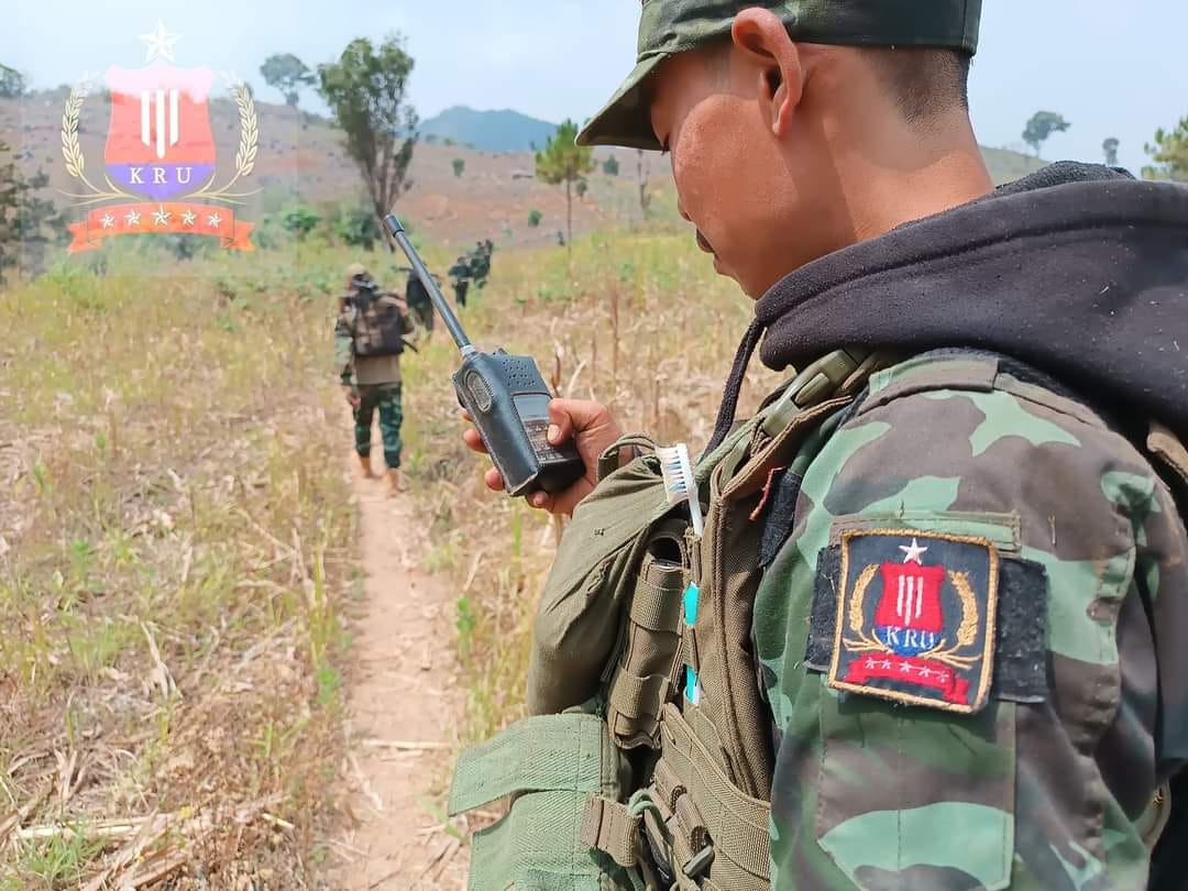 (KRUတပ်ဖွဲ့ဝင်အချို့နှင့် တိုက်ပွဲတွင်မ​ပေါက်ကွဲ​သေး​သောလက်နက်ကျည်အစိတ်အပိုင်းတစ်ခု။ ဓါတ်ပုံ-KRU)