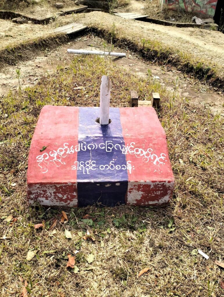 (အမှတ်(၂၆၈)ခြေလျင်တပ်ရင်း ဒါရ်ခိုင်းတပ်စခန်းအား မီးရှို့ဖျက်ဆီးနေစဉ်။ ဓာတ်ပုံ - The Hakha Post)