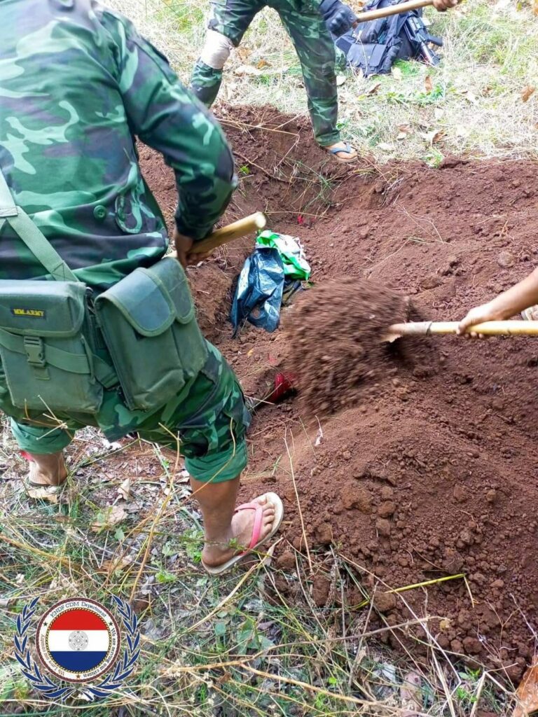 (စစ်တပ်က စွန့်ပစ်ခဲ့သောတပ်ကြပ်ကြီးရုပ်အလောင်းကို ကရင်နီတပ်ဖွဲ့က သဂြိုလ်ပေးနေစဥ်။ ဓါတ်ပုံ-ကရင်နီပြည်သူ့ရင်ခွင်)