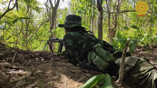 (ကရင်နီအမျိုးသားများကာကွယ်ရေးတပ်(KNDF)တပ်ရင်း - ၁၄ မှ ရဲဘော်တစ်ဦး စနိုက်ပါဖြင့် ပစ်ခတ်နေစဥ်။ ဓာတ်ပုံ - KNDF-B14)