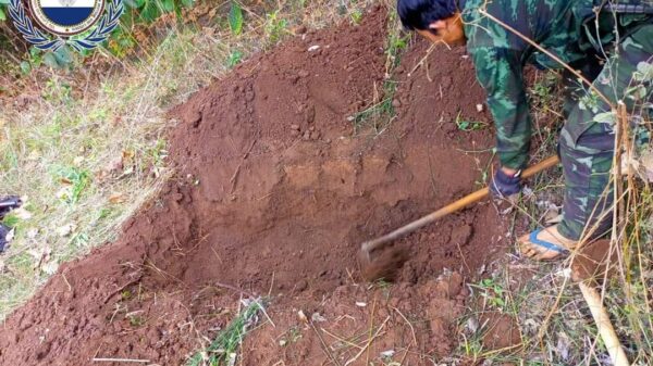 (စစ်တပ်က စွန့်ပစ်ခဲ့​သောတပ်ကြပ်ကြီးရုပ်အ​လောင်းကို ကရင်နီတပ်ဖွဲ့က သဂြိုလ်ပေး​နေစဥ်။ ဓါတ်ပုံ-ကရင်နီပြည်သူ့ရင်ခွင်)