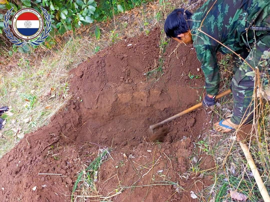 (စစ်တပ်က စွန့်ပစ်ခဲ့​သောတပ်ကြပ်ကြီးရုပ်အ​လောင်းကို ကရင်နီတပ်ဖွဲ့က သဂြိုလ်ပေး​နေစဥ်။ ဓါတ်ပုံ-ကရင်နီပြည်သူ့ရင်ခွင်)