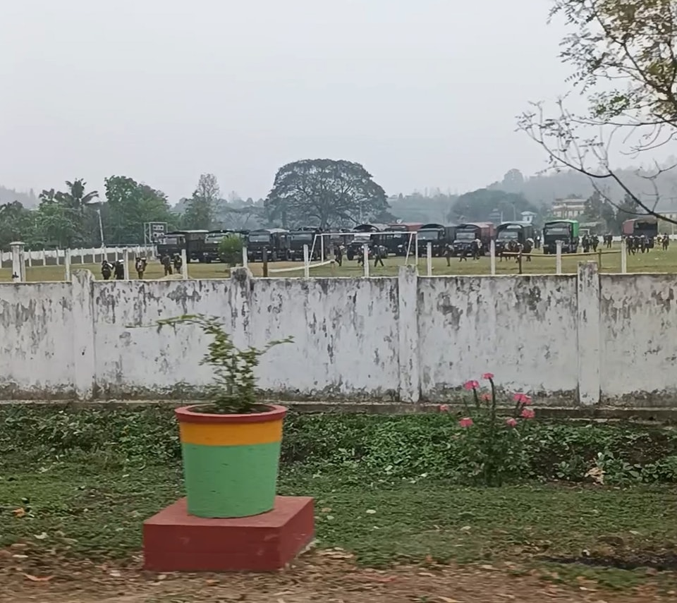 (အင်းတော်မြို့ ဘောလုံးကွင်းအတွင်း နေရာယူထားသော စစ်ကောင်စီတပ်သားများအား ယနေ့ တွေ့ရစဥ်။ ဓာတ်ပုံ - Indaw Revolution-IR)