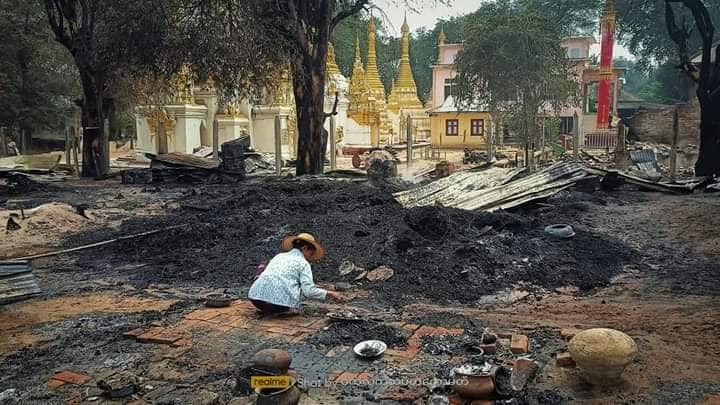 (စစ်တပ်က မတ် ၁၇ ရက်တွင်မီးရှို့ဖျက်ဆီးခဲ့​သော ဝက်လက်မြို့နယ်၊ သမ္မာရိုးစံပြကျေးရွာနှင့် မတ် ၁၅ ရက်ကမီးရှို့ဖျက်ဆီးခဲ့​သည့် မုံရွာမြို့နယ် ထ​နောင်​တော​တောင်ရွာ တို့ကို​တွေ့ရစဥ်။ ။ဓါတ်ပုံ-ဝက်လက်မြို့နယ်လူထုသပိတ်တိုက်ပွဲဦးဆောင်ကော်မတီ၊ -စွမ်းလင်းထက်နှင့် မုံရွာ-အမြင့်လမ်းသတင်းမှန်ပြန်ကြားရေး အဖွဲ့သားများ)