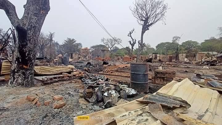 (ဆိပ်ခွန်ရွာ၌ Mi-35ယာဥ်ဖြင့်ပစ်ခတ်ခံရ၍ ထိခိုက်သေဆုံးခဲ့သူနှင့် ဝက်လက်မြို့နယ် သမ္မာရိုးစံပြကျေးရွာအား မီးရှို့ဖျက်ဆီးသွားပြီးနောက် တွေ့ရစဥ်။ ဓာတ်ပုံ - CJ၊ ဝက်လက်မြို့နယ်လူထုသပိတ်တိုက်ပွဲဦးဆောင်ကော်မတီ)