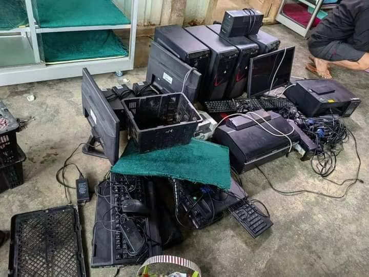 စစ်ကောင်စီတပ်က အလုပ်ရုံကိုဖျက်ဆီးပြီးတွေ့ရစဥ်။ ဓါတ်ပုံ-KHRW