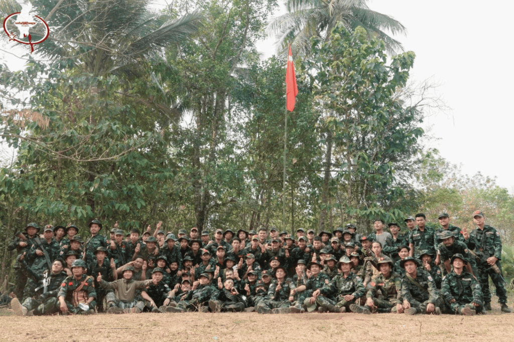 (တောင်ပိုင်းစစ်ဒေသ၊ စစ်ဒေသခွဲ အမှတ်(၃)နှင့် ဒေါနစစ်ကြောင်းတို့ ဦးစီး၍ လက်နက်ကြီးအခြေခံနှင့် မွမ်းမံသင်တန်းဆင်းပွဲပြုလုပ်နေစဥ်။ ဓာတ်ပုံ - ရဲဘော်ဗိုလ်ချုပ်)