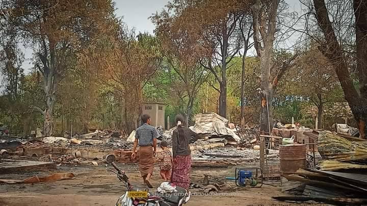 (စစ်တပ်က မတ် ၁၇ ရက်တွင်မီးရှို့ဖျက်ဆီးခဲ့​သော ဝက်လက်မြို့နယ်၊ သမ္မာရိုးစံပြကျေးရွာနှင့် မတ် ၁၅ ရက်ကမီးရှို့ဖျက်ဆီးခဲ့​သည့် မုံရွာမြို့နယ် ထ​နောင်​တော​တောင်ရွာ တို့ကို​တွေ့ရစဥ်။ ။ဓါတ်ပုံ-ဝက်လက်မြို့နယ်လူထုသပိတ်တိုက်ပွဲဦးဆောင်ကော်မတီ၊ -စွမ်းလင်းထက်နှင့် မုံရွာ-အမြင့်လမ်းသတင်းမှန်ပြန်ကြားရေး အဖွဲ့သားများ)