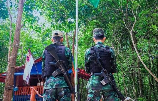 (ပအိုဝ်းပြည်သူ့ကာကွယ်ရေးတပ်ဖွဲ့-ခမ်းဒေါမ်(PPDF-KD)မှ ရဲဘော်နှစ်ဦးအား တွေ့ရစဉ်။ ဓာတ်ပုံ - PPDF- KD)