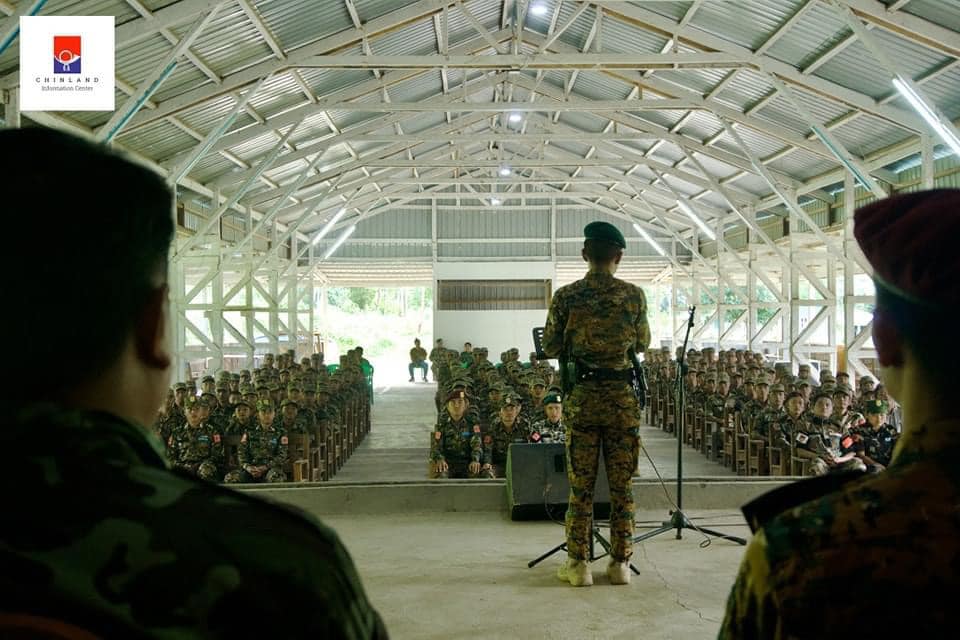 (Chin National Army(CNA) အပတ်စဥ်(၄၈) အခြေခံစစ်သင်တန်း၊ သင်တန်း ဆင်းပွဲကို ၂၀၂၂ စက်တင်ဘာ ၁၆ရက်တွင် ဌာနချုပ်ဖြစ်သော Camp Victoria ၌ ကျင်းပနေစဉ်။ ဓာတ်ပုံ - CNA)