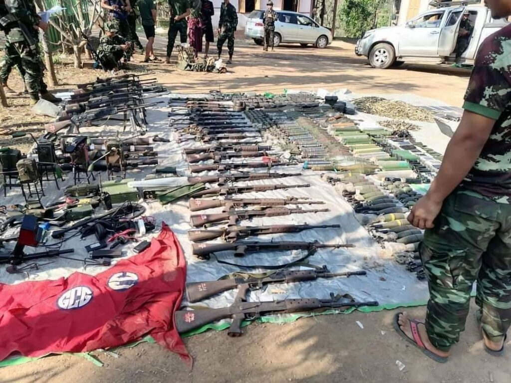 (စစ်​​ကောင်စီတပ်ထံမှ သိမ်းဆည်းရရှိ​သောလက်နက်ခဲယမ်းများ ။ဓါတ်ပုံ-CJ)