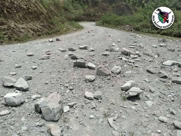 (စစ်ကောင်စီယာဉ်တန်းတိုက်ခိုက်ပြီးနောက် သိမ်းဆည်းရမိသော ခဲယမ်းများနှင့် CNDFမှ ရဲဘော်များအား တွေ့ရစဉ်)