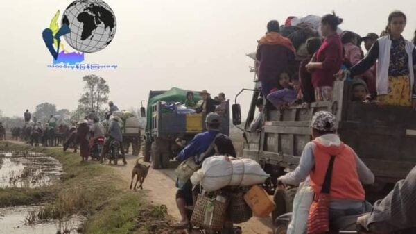(စစ်​ဘေး​ရှောင်ပြည်သူအများဆုံးဖြစ်​သောစစ်ကိုင်းတိုင်းမှပြည်သူများ စစ်တပ်စစ်​ကြောင်းထိုး၍ ထွက်​ပြေး​နေကြရစဥ်။ဓါတ်ပုံ-ခင်ဦးသတင်းမှန်ပြန်ကြား​ရေး)