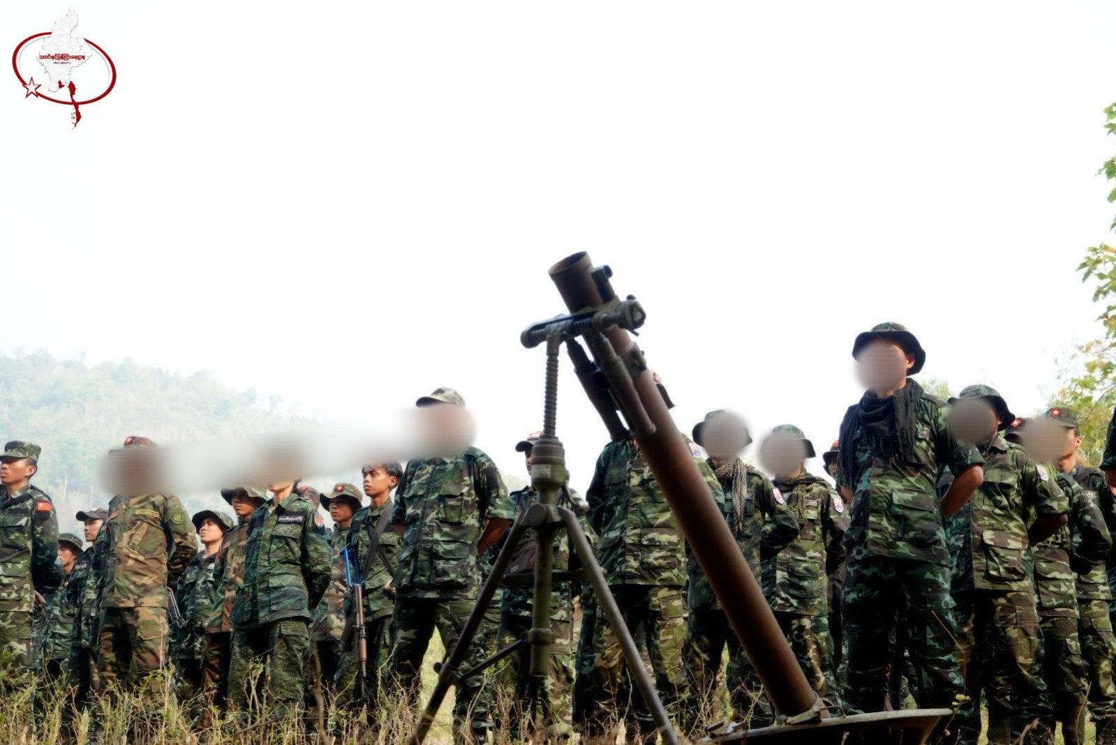 (တောင်ပိုင်းစစ်ဒေသ၊ စစ်ဒေသခွဲ အမှတ်(၃)နှင့် ဒေါနစစ်ကြောင်းတို့ ဦးစီး၍ လက်နက်ကြီးအခြေခံနှင့် မွမ်းမံသင်တန်းဆင်းပွဲပြုလုပ်နေစဥ်။ ဓာတ်ပုံ - ရဲဘော်ဗိုလ်ချုပ်)