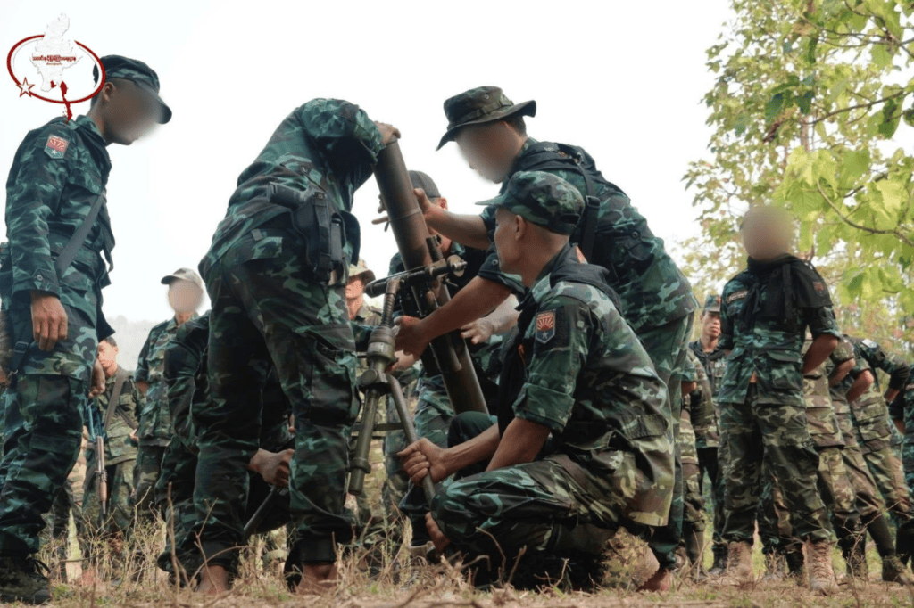 (တောင်ပိုင်းစစ်ဒေသ၊ စစ်ဒေသခွဲ အမှတ်(၃)နှင့် ဒေါနစစ်ကြောင်းတို့ ဦးစီး၍ လက်နက်ကြီးအခြေခံနှင့် မွမ်းမံသင်တန်းဆင်းပွဲပြုလုပ်နေစဥ်။ ဓာတ်ပုံ - ရဲဘော်ဗိုလ်ချုပ်)
